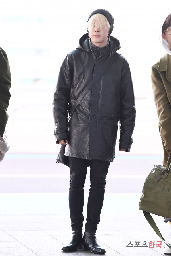BTS (BTS) Jimin is leaving Incheon International Airport through Terminal 2 to attend the US Grammy Awards on the afternoon of the 9th.