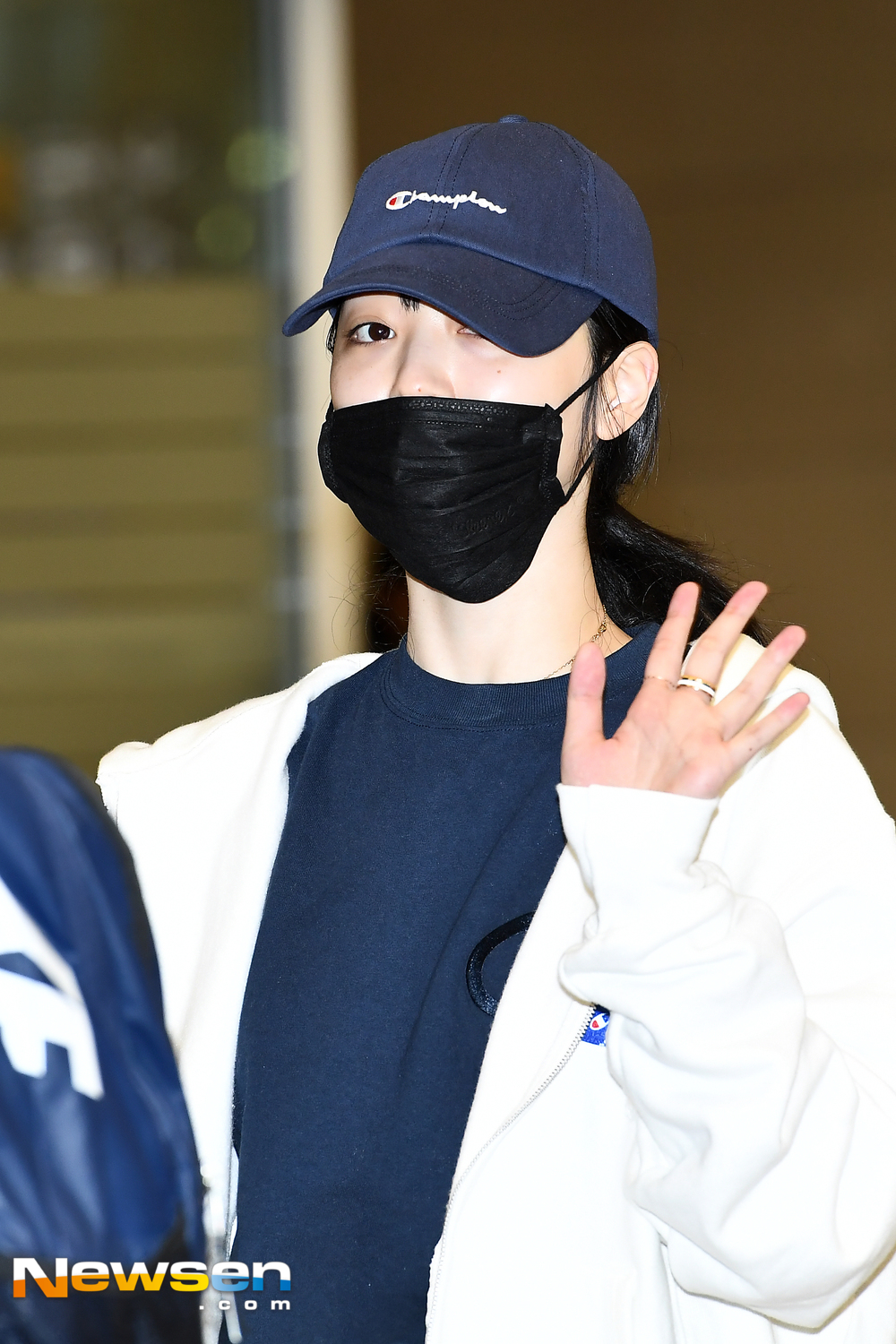 Actor and singer Sulli arrived at Incheon International Airport in Unseo-dong, Jung-gu, Incheon on the afternoon of February 9 after finishing shooting magazine pictures.Actor and singer Sulli is entering the country.exponential earthquake