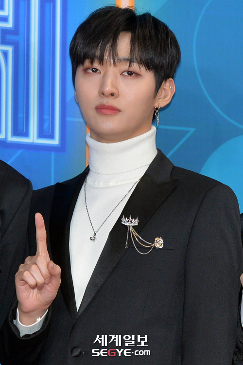 From Kang Daniel from the group Wanna One to Jung Eun-woo from Astro, male Idol stars have attracted attention with fashion using brooch.First, Kang Daniel wore a colorful brooch at the 2018 MGA (MBC Plus X Genie Music Awards) held at the Namdong Gymnasium in Susan-dong, Namdong-gu, Incheon last November when he was a member of Wanna One.At the time, Kang Daniel, wearing a white suit, showed off his fashionista face with a brooch that symbolized a brand logo on the left chest of his jacket.Yoon Ji-sung, another member of Wanna One, also decorated his jacket with a metal brooch at the 2018 KBS Song Festival.Yoon Ji-sung, who was at the red carpet event prior to the ceremony, added a sparkling point to all-black fashion that could be flat with a double brooch that chained the crown and flower-shaped pendant.Members of the group Astro also caught the attention of female fans in fashion with a white jacket and brooch.Astros tea Jung Eun-woo, who took the stage of the cable channel SBS MTV music program The Show held at the SBS prism tower public hall in Sangam-dong, Mapo-gu, Seoul on the 29th of last month, added a colorful brooch with beads on the tweed jacket of Kosage Point.