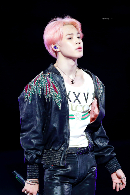 Jimin is the lead vocalist and main dancer of BTS, and always has the best stage and has the nickname of Performance Ender and Return Camper.The sexy stage costume that makes the brilliant Jimin dance line stand out on the stage is attracting great attention.Recently, the costume that has been loved by many people is worn at the Love Yourself World Tour concert, and it matches the Gucci white T-shirt and leather skazan jumper with leather pants, giving a sexy and intense image like a biker.Second, Jimin mixed a leather harness with a see-through inner and a white shirt, which gave off a mature sexy.The top is loose, but the bottoms are tight with black pants, making the long legs stand out.
