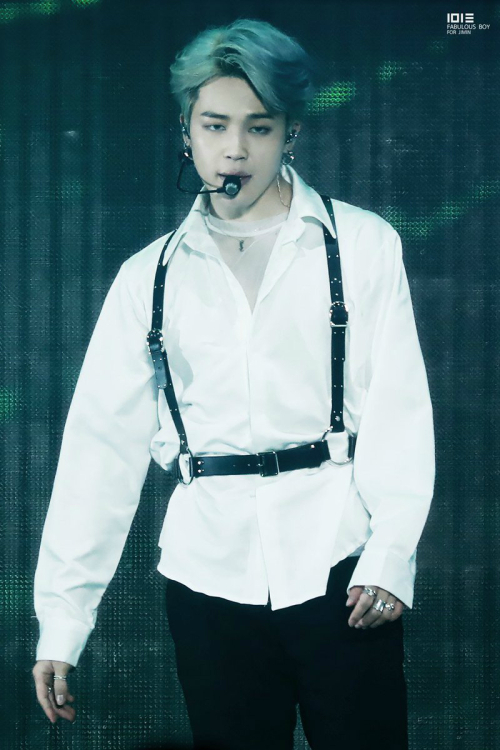 Jimin is the lead vocalist and main dancer of BTS, and always has the best stage and has the nickname of Performance Ender and Return Camper.The sexy stage costume that makes the brilliant Jimin dance line stand out on the stage is attracting great attention.Recently, the costume that has been loved by many people is worn at the Love Yourself World Tour concert, and it matches the Gucci white T-shirt and leather skazan jumper with leather pants, giving a sexy and intense image like a biker.Second, Jimin mixed a leather harness with a see-through inner and a white shirt, which gave off a mature sexy.The top is loose, but the bottoms are tight with black pants, making the long legs stand out.