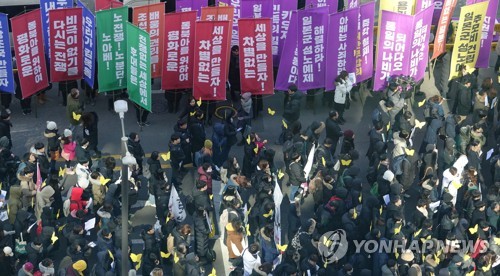 김복동 할머니의 영결식…`다시는 전쟁 비극이 없기를' (서울=연합뉴스) 백승렬 기자 = 1일 수요집회가 열리는 옛 일본대사관 앞에서 열린 위안부 피해자 김복동 할머니의 영결식에서 행사 관계자들이 `다시는 전쟁 비극 없기를'·`차별 없는 세상을 만드자' 등 만장을 들고 있다.      1993년에는 오스트리아 빈에서 열린 세계인권대회에서 위안부 피해 사실을 증언한 김 할머니는 고령에도 수요집회 현장에 나와 일본 정부의 사죄를 요구했다. 2019.2.1 srbaek@yna.co.kr