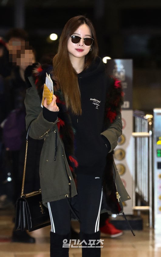 Solji poses as he enters the departure hall.