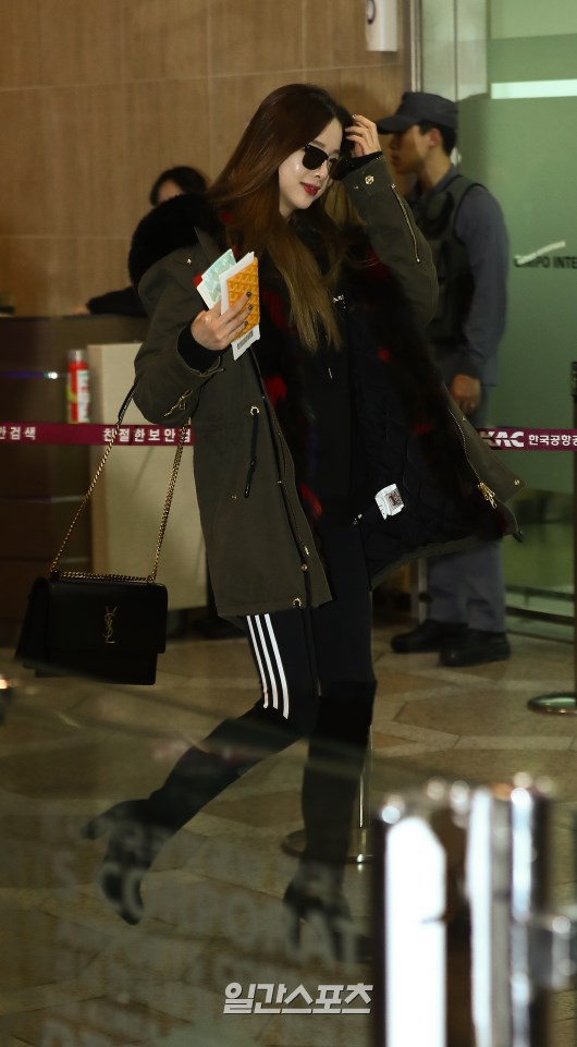 Solji poses as he enters the departure hall.