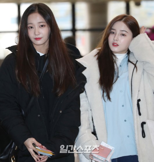 Yeon Woo - Nancy sweet and sweet departure Momoland (Hye Bin, Yeon Woo, Jane, Taeha, Nayun, Daisy, Ain, Jui, Nancy) Yeon Woo and Nancy are heading to the departure hall with fans cheering.
