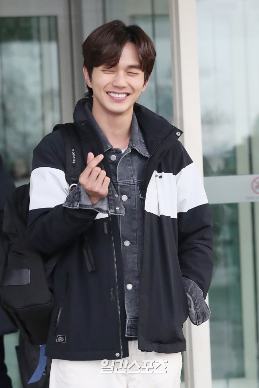 <p>Yoo Seung-ho with the cheers of the fans in the departure heading.</p>