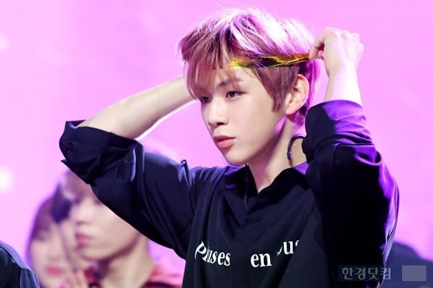 Kang Daniel was the most-voted figure in the Idol chart rankings for 46 consecutive weeks.According to the announcement on the 9th of the Idol chart, Kang Daniel was named the most votes with the participation of 89471 people in the fourth grade ranking in January, which led to Kang Daniels 46th consecutive week of winning votes.Followed by members of BTS such as Ji Min (BTS, 57026), Bhu (BTS, 32771) and Jung Guk (BTS, 14845), who are chasing Kang Daniel Aseong together with Heap.The rise of colleagues from Wanna One is also frightening.Ha Sung-woon (14159 people) and Li Kwan-rin (11348) all received more votes from 2,792 and 2,203 people, respectively, compared to the third week of January, ranking fifth and sixth.Woojin (11155), Hwang Min-hyun (New East, 8907), Jin (BTS, 8886), and Miyawaki Sakura (Aizwon, 6284) received high votes.Meanwhile, BTS has been named for 23 consecutive weeks, reversing its rankings on the US Billboard main album chart.According to the latest chart released by Billboard on the 5th (local time), BTS repackaged album LOVE YOURSELF Answer ranked 77th on the Billboard 200.Kang Daniel, who is preparing for a solo stage, is preparing for his solo debut with the aim of releasing a new song in April.