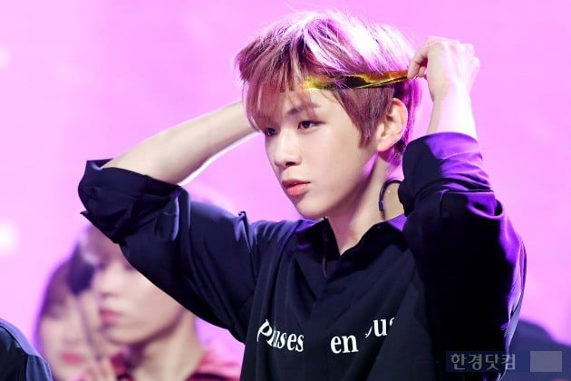 <p>Kang Daniel this Idol Chart ranking in 46 consecutive weeks top in climbed.</p><p>Idol Chart 9, according to the announcement on 1 November in Week 4, rating ranking on a Kang, Daniel 89471 people involved to accept the top box it came in. By this Kang Daniel is 46 consecutive weeks top to record.</p><p>After Jimin(BTS, 57026 guests), buffet(BTS, 32771 persons), Jung Kook(BTS, 14845), such as BTS members a heap together Kang Daniel Shing chasing.</p><p>Wanna One You colleagues of the rise is also scary.</p><p>Nebula(14159), line pipe(11348) all 1, November Week 3, respectively, compared to 2,792, 2203 people with more votes getting 5, 6.</p><p>Wuzhen(11155), yellow people(New York, 8907 people), Jin(BTS, 8886), and Sakura(Aizu, 6284 people) etc the higher the number of votes recorded.</p><p>Meanwhile, BTS is the United States Billboards main album chart ranking in reverse, and 23 consecutive weeks this summer raised.</p><p>5 days(local time) Billboards announced the latest chart, according to the BTS of the repackage album LOVE YOURSELF 結 ‘Answer’is ‘Billboards 200’ 77.</p><p>Solo stage and preparing the Kang Daniel 4 November in a new song released to the aim solo debut.</p>