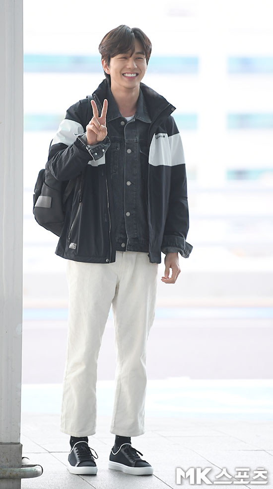 Actor Yoo Seung-ho left for Los Angeles on the afternoon of the 10th at Incheon International Airport Terminal 2.Yoo Seung-ho, who moves to the departure hall with a bright expression.