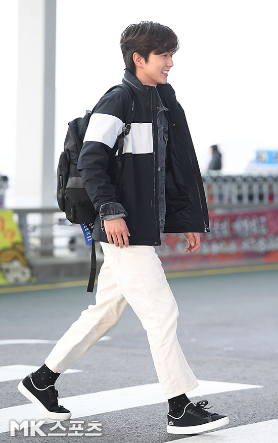 Actor Yoo Seung-ho left for Los Angeles on the afternoon of the 10th at Incheon International Airport Terminal 2.Yoo Seung-ho, who moves to the departure hall with a bright expression.