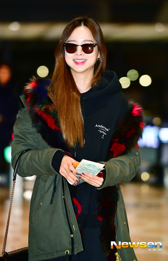 EXID Solji departed for Japan on February 10th, showing airport fashion through Gimpo International Airport on the morning of Japan tour.Solji is heading to the departure hall on the day.Jang Gyeong-ho