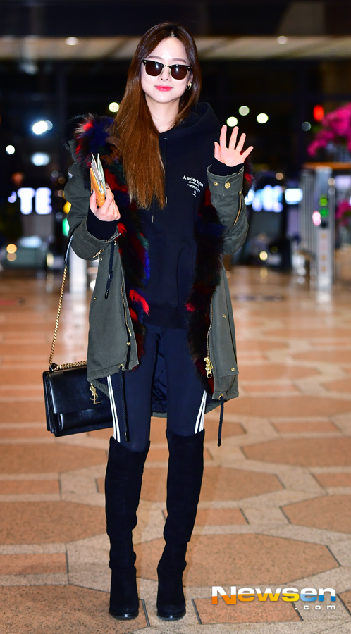 EXID Solji departed for Japan on February 10th, showing airport fashion through Gimpo International Airport on a schedule for Japan tour.Solji is heading to the departure hall on the day.Jang Gyeong-ho