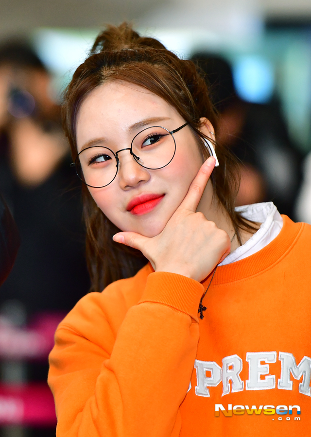 Momo Jui departed for Japan on the afternoon of February 10th, showing airport fashion through the Japan fan meeting car Gimpo International Airport.Jui is heading to the departure hall on the day.Jang Gyeong-ho