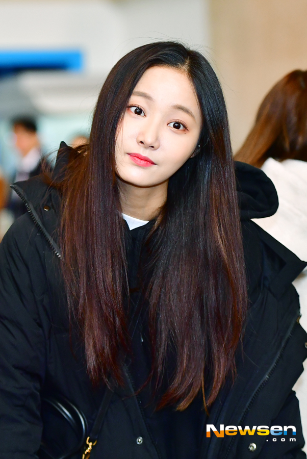 Land Yeon Woo left for Japan on the afternoon of February 10th, showing off airport fashion through Gimpo International Airport.Yeon Woo is heading to the departure hall on the day.Jang Gyeong-ho