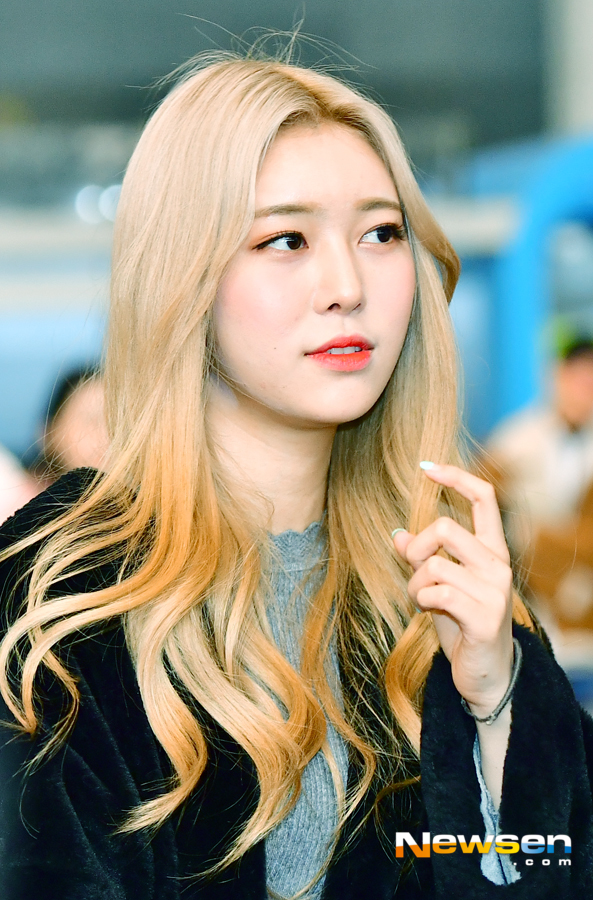 Momoland departed for Japan on the afternoon of February 10th, showing airport fashion through Japan fan meeting car Gimpo International Airport.The day is headed for the departure hall by Momoland Jane the Virgin.Jang Gyeong-ho