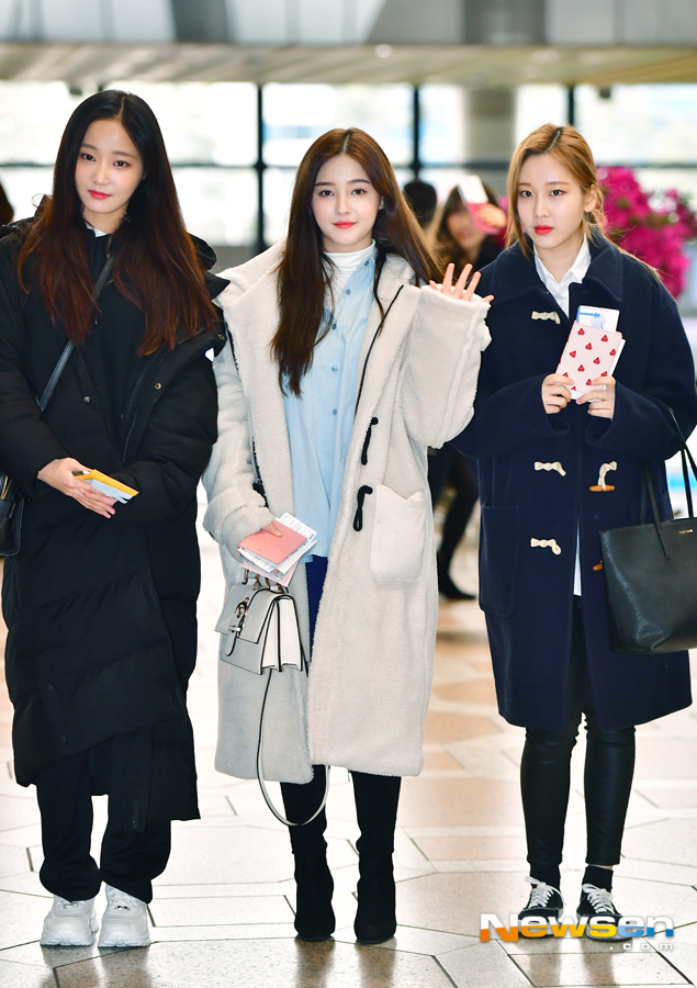 Momoland departed for Japan on the afternoon of February 10th, showing airport fashion through Japan fan meeting car Gimpo International Airport.Monolands actress Nancy Nayun is heading to the departure hall.Jang Gyeong-ho