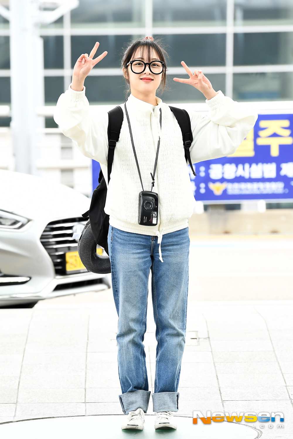 Actor Kim Bo-ra left for Phuket, Thailand, on a vacation for the JTBC gilt drama SKY Castle through Incheon International Airport in Unseo-dong, Jung-gu, Incheon on the afternoon of February 10.Actor Kim Bo-ra is leaving for Phuket, Thailand, showing off his airport fashion.exponential earthquake