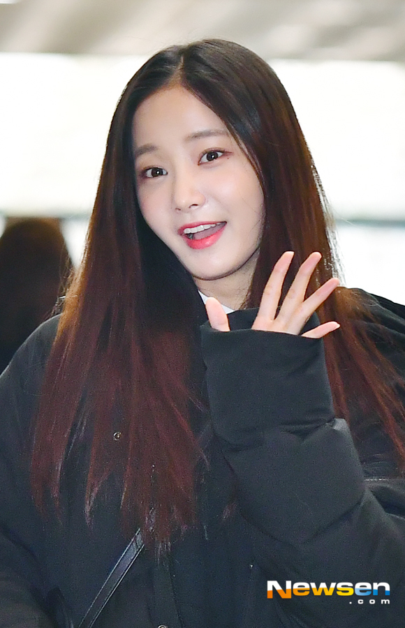 Momoland departed for Japan on the afternoon of February 10th, showing airport fashion through Japan fan meeting car Gimpo International Airport.The days Momoland Daisy is headed to the departure hall.Jang Gyeong-ho
