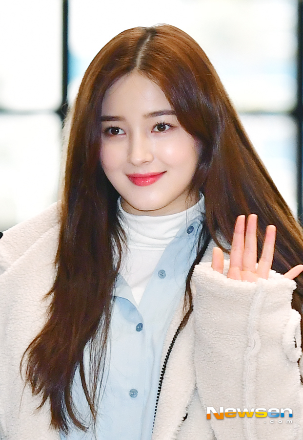 Momoland departed for Japan on the afternoon of February 10th, showing airport fashion through Japan fan meeting car Gimpo International Airport.Momoland Nancy is heading to the departure hall on the day.Jang Gyeong-ho