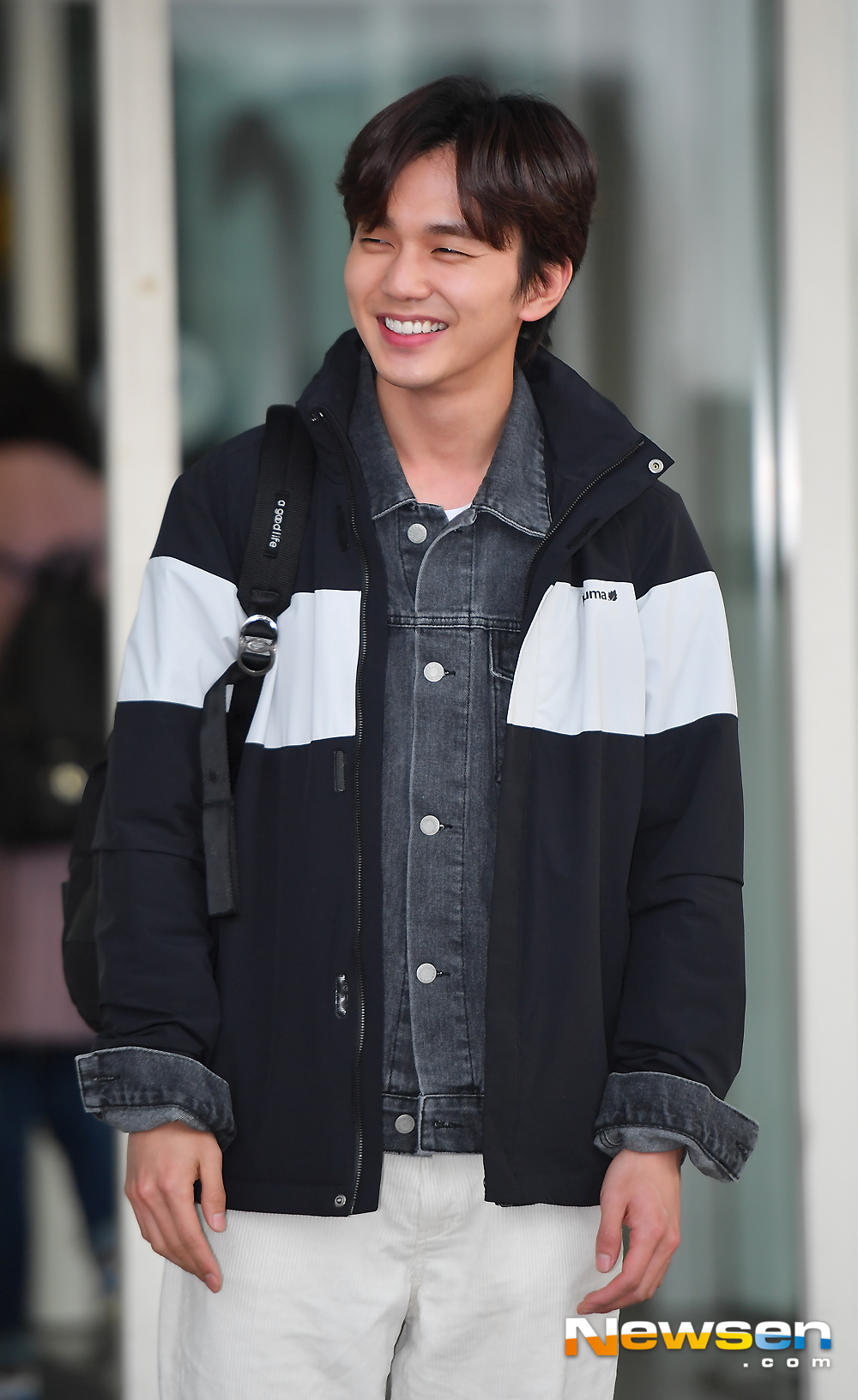 Actor Yoo Seung-ho showed off his airport fashion on the afternoon of February 10 and left for Los Angeles through Incheon International Airport Terminal 2.Yoo Seung-ho is heading to the departure hall on the day.expressiveness