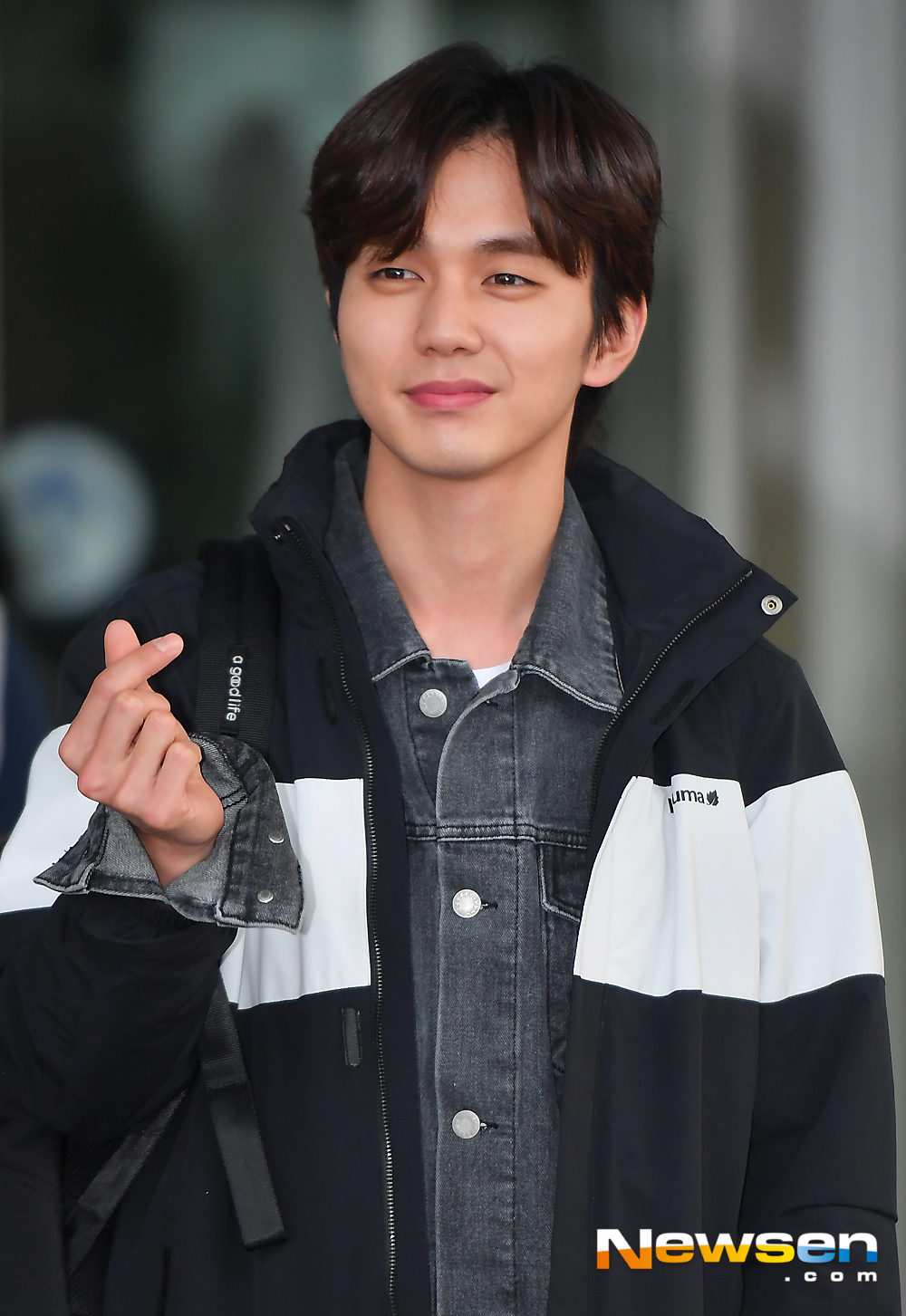 Actor Yoo Seung-ho showed off his airport fashion on the afternoon of February 10 and left for Los Angeles through Incheon International Airport Terminal 2.Yoo Seung-ho is heading to the departure hall on the day.expressiveness