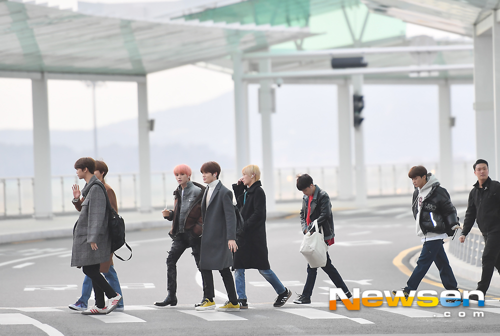 The idol group NCT127 departed from Incheon International Airport on the afternoon of February 10th and departed from Incheon International Airport Terminal 2NCT 127 is heading to the departure hall on the day.expressiveness