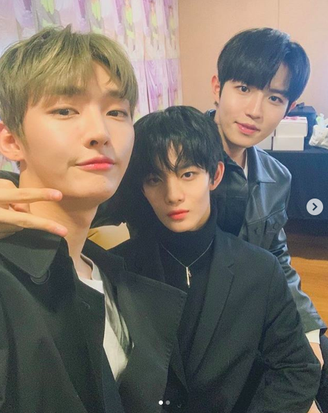 Yoon Ji-sungBae Jin Young and Kim Jae-hwan of the group Wanna One united.On the 9th, Yoon Ji-sung posted an article and a photo on his SNS, As usual when I meet you.In the photo, Yoon Ji-sungBae Jin Young, and Kim Jae-hwan pose affectionately and smile brightly. Especially, their warm beauty catches the eye.Meanwhile, Yoon Ji-sung will hold Yoon Ji-sungs first domestic solo fan meeting 2019 Yoon Ji-sung 1st FAN MEETING: Aside in Seoul at the Blue Square Imarket Hall in Hannam-dong, Yongsan-gu, Seoul, between the 23rd and 24th.Yoon Ji-sung SNS