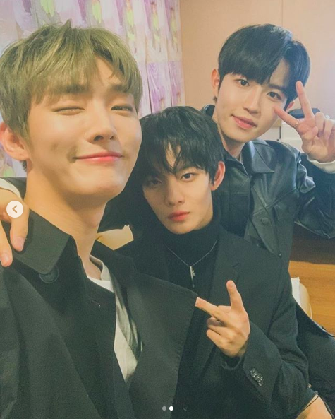 Yoon Ji-sungBae Jin Young and Kim Jae-hwan of the group Wanna One united.On the 9th, Yoon Ji-sung posted an article and a photo on his SNS, As usual when I meet you.In the photo, Yoon Ji-sungBae Jin Young, and Kim Jae-hwan pose affectionately and smile brightly. Especially, their warm beauty catches the eye.Meanwhile, Yoon Ji-sung will hold Yoon Ji-sungs first domestic solo fan meeting 2019 Yoon Ji-sung 1st FAN MEETING: Aside in Seoul at the Blue Square Imarket Hall in Hannam-dong, Yongsan-gu, Seoul, between the 23rd and 24th.Yoon Ji-sung SNS