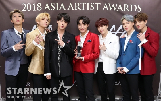 Billboard AMAs Grammy ..BTS Deutsches Jungvolk The Deutsches Jungvolk move by idol group BTS (RM Jin Ji Min, J-Hop Sugar Vu Jungkuk) will continue in 2019.BTS will be on stage at the 61st Grammy Awards at the United States of Americas Los Angeles Staples Center at 10 a.m. on the 11th (local time 5 p.m.).Unfortunately, he did not make his name for the major category, but BTS was the first to take his first step to the Grammy Awards as a prize winner.BTS departed for United States of America LA through Incheon International Airport on the afternoon of the 9th.The Grammy Awards are the United States of Americas most prestigious awards ceremony hosted by the National Academy of Recording Arts & Sciences (NARAS), which began in 1958.It is also considered to be the United States of Americas top three music awards, along with the Billboard Music Awards and the American Music Awards.The Grammy Awards barriers to world music are known to be higher than Billboard and AMAs.It is part of the music award to avoid breaking authority and tradition with the high pride of United States of America mainland music, but some have been criticized for going against the music trend of the former World.With these praises and intellectuals coexisting, BTS entry into the Grammy Awards is expected to have a lot of repercussions in the history of the Grammy Awards as well as the K-pop history.In fact, BTS has created a unique ripple force for all Worlds with two albums of LOVE YOURSELF Tear and LOVE YOURSELF Answer in 2018.Based on this achievement, BTS was able to win the Top Social The Artist Award for the second consecutive year of the Billboard Music Awards and the 2018 AMAs Payborit Social The Artist Award.But the Grammy Awards nominates failed; BTS instead had to comfort LOVE YOURSELF Tear as it was nominated for Best Recording Package.On the other hand, there have been many local media attentions to the failure of the Grammy Nominate of BTS.United States of America magazine Forbes commented on the failure of The Best New Artist (The Best New Artist) nomination, which corresponds to BTSs Grammy Award rookie, saying that BTS did not meet the Grammy Awards nomination standards and because BTS albums lacked each impact and, apart from this, BTS released too many albums. Im not sure.According to Forbes, there are regulations that at least five singles or one album should be released to be nominated for the Grammy Award for Best New Artist, but not three albums and more than 30 single tracks.Although the nomination failed, BTS reiterated to the former World that it had continued its relationship with Grammy through a schedule of A Conversation with BTS (A Conversation with BTS) and attendance of this Grammy Awards awards at the United States of America Grammy Museum Clive Davis Theater in September 2018.It is also worth watching whether the move of Deutsches Jungvolk could lead to the 2020 Grammy Awards nomination.