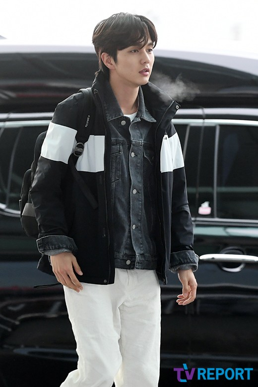 Actor Yoo Seung-ho left for Los Angeles on the afternoon of the afternoon through the second passenger terminal of Incheon International Airport.
