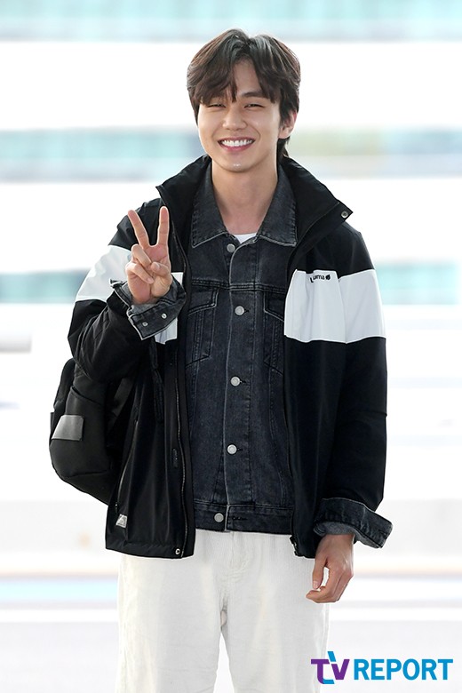 Actor Yoo Seung-ho left for Los Angeles on the afternoon of the afternoon through the second passenger terminal of Incheon International Airport.