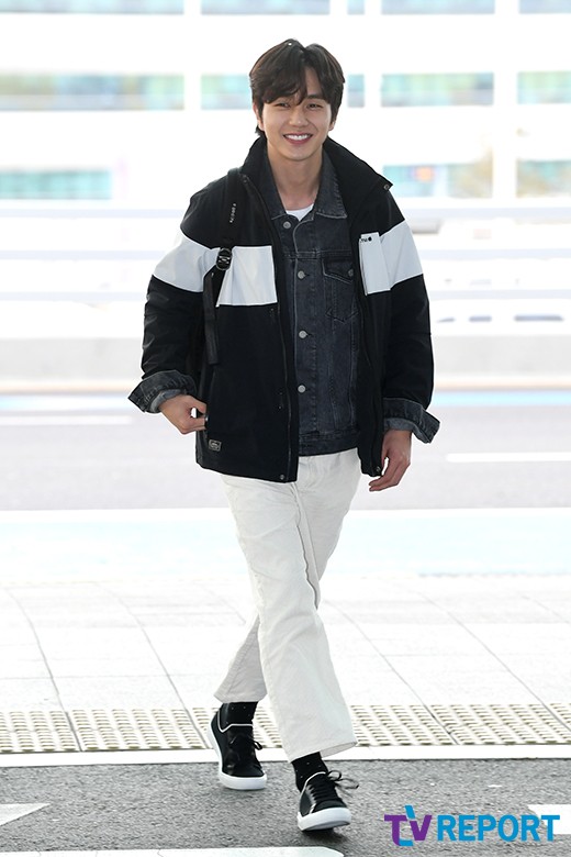 Actor Yoo Seung-ho left for Los Angeles on the afternoon of the afternoon through the second passenger terminal of Incheon International Airport.