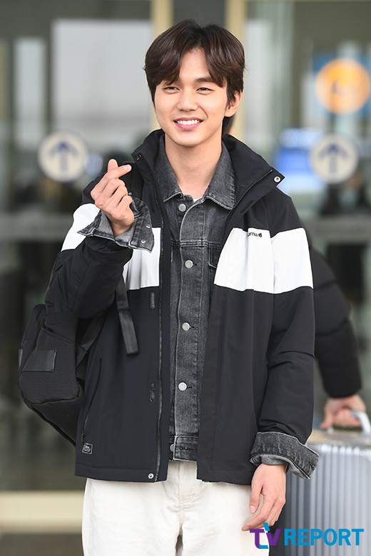 Actor Yoo Seung-ho left for Los Angeles on the afternoon of the afternoon through the second passenger terminal of Incheon International Airport.