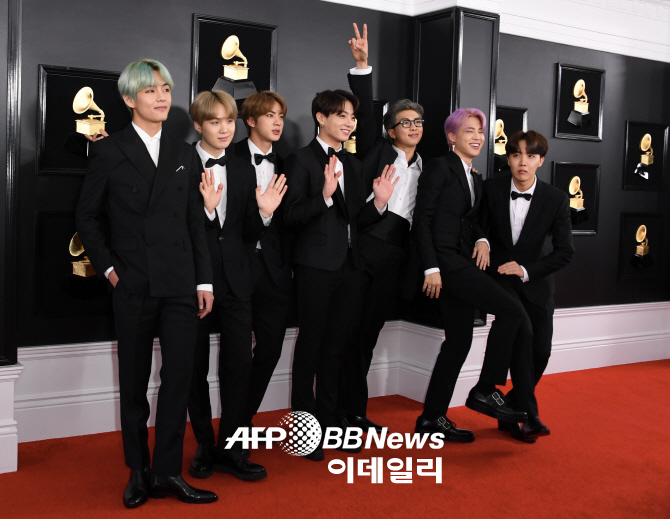 The 61st Grammy Awards were held at the United States of Americas Los Angeles Staples Center on the 10th (local time), while BTS attended as the first Korean singer to take the red carpet.BTS said in an interview with local media that Hope was coming to the Grammy Awards, and I dreamed.It is a blessing to be able to receive a lot of love by doing what we love, said Jung Kook, a member of the group.The Grammy Awards is a world-renowned music awards ceremony hosted by the National Academy of Recording Arts & Sciences (NARAS).in-time