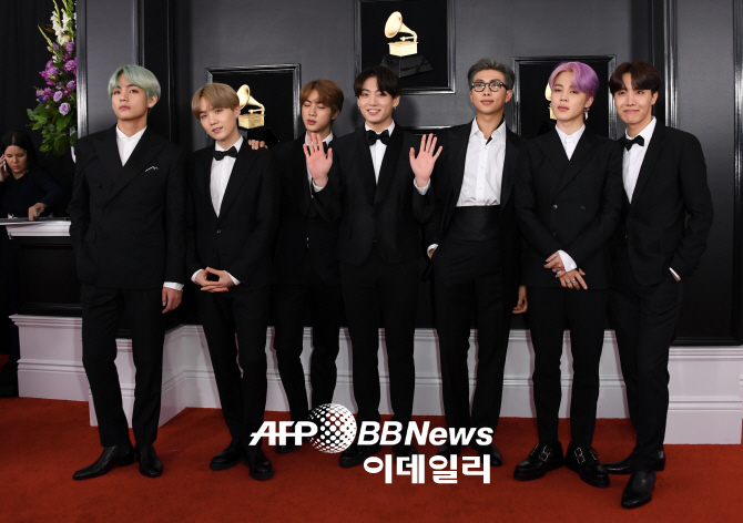 The 61st Grammy Awards were held at the United States of Americas Los Angeles Staples Center on the 10th (local time), while BTS attended as the first Korean singer to take the red carpet.BTS said in an interview with local media that I wished to come to the Grammy Awards and I dreamed.It is a blessing to be able to receive a lot of love by doing what we love, said Jung Kook, a member of the group.The Grammy Awards is a world-renowned music awards ceremony hosted by the National Academy of Recording Arts & Sciences (NARAS).in-time