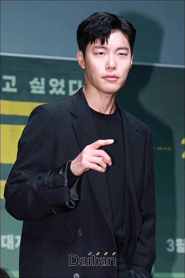 Ryu Jun-yeol is showing a runway at the movie Don production meeting held at CGV in Apgujeong, Gangnam-gu, Seoul on the 11th.
