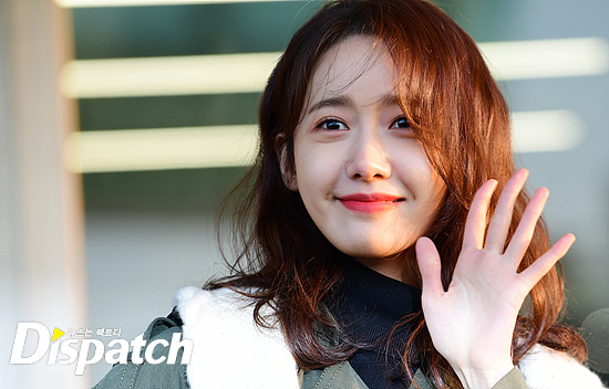 Im Yoon-ah left for the United States via Incheon International Airport on the afternoon of the 11th to attend the New York collection.Im Yoon-ah caught the attention of the reporters with a bright smile, with a lovely smile and a clean visual.a fairy hand greetingWinds, pictorials.Visual lighting.Long lantern, blind.