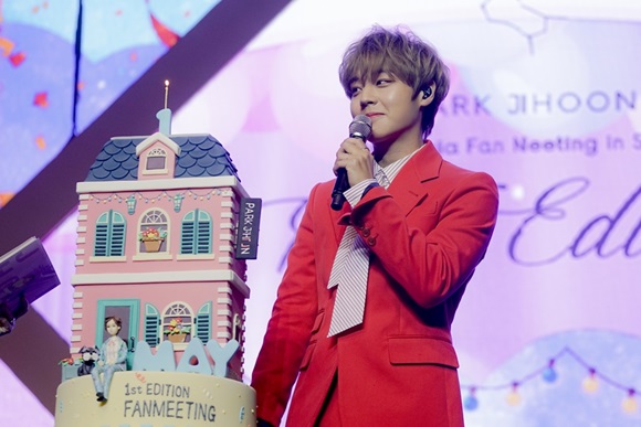 Park Jihoon, a former member of the group Wanna One, held his first solo fan meeting.Park Jihoon, the agencys floor plan, announced on the 11th that he held his first solo fan meeting First Edition in Seoul (FIRST EDITION IN SEOUL) at the Hall of Peace at Kyunghee University in Seoul on the 9th.The agency said, A total of 7,000 fans gathered at the fan meeting held at 2 pm and 6 pm.Park Jihoon, who was on stage wearing an all-red suit on the day, opened the door with a dance performance of Ed Sheerans Shape of You.In addition, he showed various stages such as Wanna Ones I Want to Have, unit album 11 (Ten Days), Sulae with fans, and Taemins Press Your Number.In particular, Park Jihoon first unveiled the stage of his own fan song Young 20, which he wrote to fans. It is a song presented by Lee Dae-hwi composer.I participated in rap making while thinking about the fans, he said. If you like it, you will be able to meet it as a single sound source. Yoon Ji-sung, Kim Jae-hwan and Bae Jin-young, who participated in Wanna One activities, appeared in a fan meeting with a bouquet of flowers and added pleasure.Those who showed off their extraordinary loyalty in search of the scene on a busy schedule showed a warm friendship by supporting Park Jihoons future.Park Jihoon, who led the fan meeting for about 2 hours and 30 minutes, said, I will practice all genres so that I can work out. I want to be together for a long time until the dinner show.Meanwhile, Park Jihoon will continue fan meetings in Japan and Hong Kong.Photo: Maru YG Entertainment