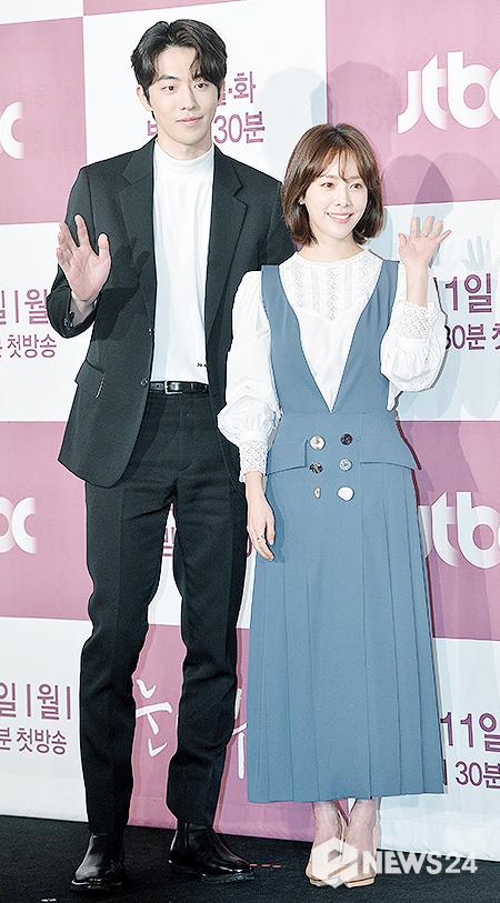 Actors Nam Joo-hyuk and Han Ji-min attend the JTBC Wall Street drama Snow Blinds production presentation at the Conrad Hotel Seoul in Yeouido-dong, Yeongdeungpo-gu, Seoul on the afternoon of the 11th and have photo time.