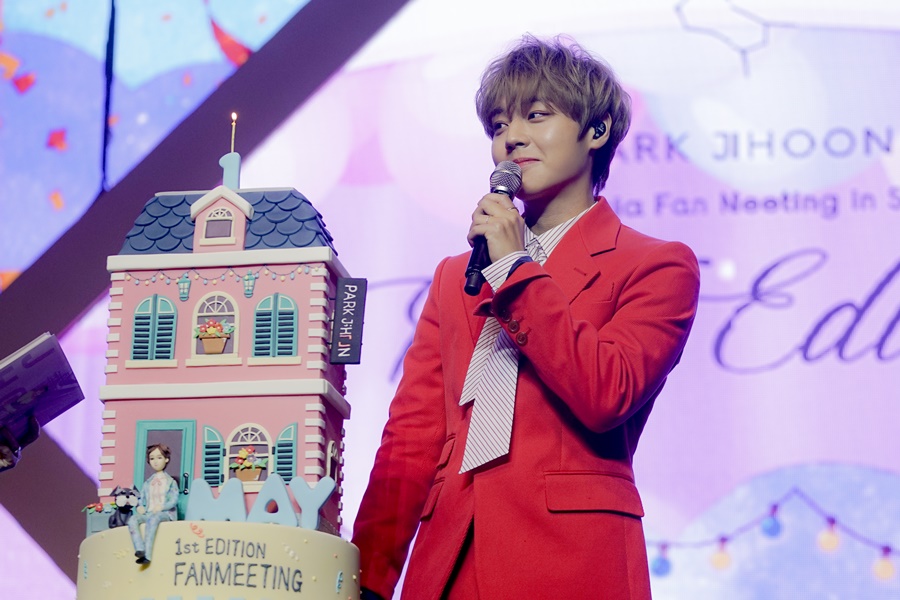 Park Jihoon held his first solo fan meeting First Edition in Seoul (FIRST EDITION IN SEOUL) at the Hall of Peace at Kyunghee University on the 9th.A total of 7,000 fans gathered at the fan meeting held at 2 pm and 6 pm.Park Jihoon, who came to the stage in the all-red suit fashion on the day, opened the door with Ed Sheerans Shape of You dance performance, and proved his talent as a solo artist by offering various stages such as Wanna Ones song I Want to Have, unit album 11 (Teen Days), Sulae with fans, and Press Your Number by Taemin.In particular, Park Jihoon first released the stage of his own fan song Young 20, which he wrote while thinking about his fans.I also participated in rap making while thinking about the fans, and if you like it, you will be able to meet it as a single sound source. In addition, members Yoon Ji-sung, Kim Jae-hwan and Bae Jin-young, who participated in Wanna One activities, appeared in a fan meeting with a bouquet of flowers.Those who showed off their extraordinary loyalty in search of the scene even in a busy schedule showed a warm friendship by supporting Park Jihoons future.Park Jihoon, who led the fan meeting for about 2 hours and 30 minutes, said, I will practice all genres.I want to be with you for a long time until the dinner show. He gave his aspirations and ended his first solo fan meeting.On the other hand, Park Jihoons Asian fan meeting, which has received explosive attention, will be held in Japan and Hong Kong starting from Seoul.iMBC Park Han-byeol  Photos