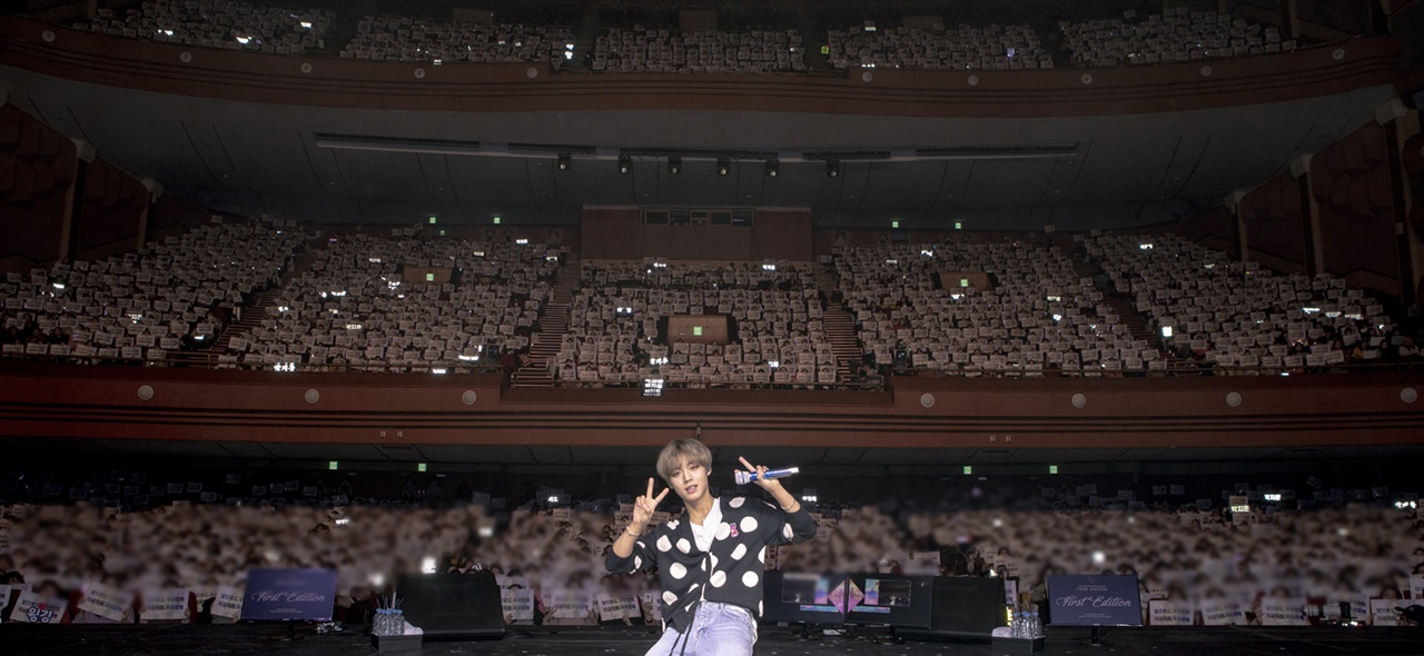 Park Jihoon held his first solo fan meeting First Edition in Seoul (FIRST EDITION IN SEOUL) at the Hall of Peace at Kyunghee University on the 9th.A total of 7,000 fans gathered at the fan meeting held at 2 pm and 6 pm.Park Jihoon, who came to the stage in the all-red suit fashion on the day, opened the door with Ed Sheerans Shape of You dance performance, and proved his talent as a solo artist by offering various stages such as Wanna Ones song I Want to Have, unit album 11 (Teen Days), Sulae with fans, and Press Your Number by Taemin.In particular, Park Jihoon first released the stage of his own fan song Young 20, which he wrote while thinking about his fans.I also participated in rap making while thinking about the fans, and if you like it, you will be able to meet it as a single sound source. In addition, members Yoon Ji-sung, Kim Jae-hwan and Bae Jin-young, who participated in Wanna One activities, appeared in a fan meeting with a bouquet of flowers.Those who showed off their extraordinary loyalty in search of the scene even in a busy schedule showed a warm friendship by supporting Park Jihoons future.Park Jihoon, who led the fan meeting for about 2 hours and 30 minutes, said, I will practice all genres.I want to be with you for a long time until the dinner show. He gave his aspirations and ended his first solo fan meeting.On the other hand, Park Jihoons Asian fan meeting, which has received explosive attention, will be held in Japan and Hong Kong starting from Seoul.iMBC Park Han-byeol  Photos