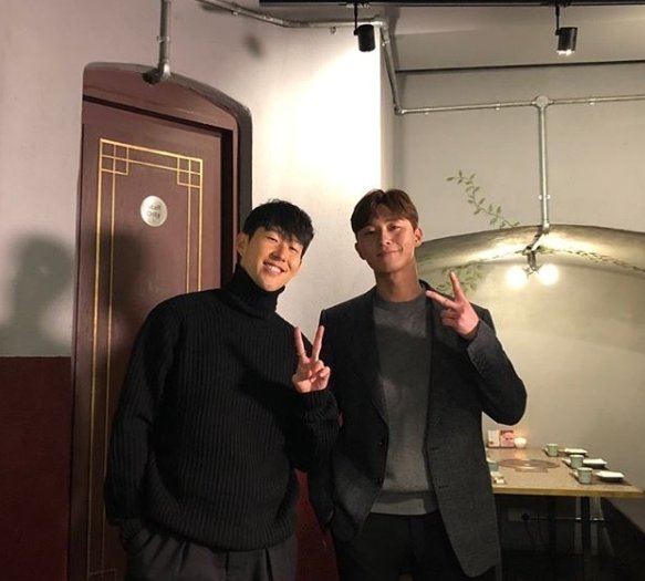 Park Seo-joon posted a picture on his SNS on the 11th with an article entitled Happy Sonyday.Park Seo-joon in the public photo is taking a V-pose alongside soccer player Son Heung-min.Park Seo-joon has previously certified himself as a fan of Son Heung-min and has also described himself as a sungdeok (successful virtue).Park Seo-joons fanship and the warm appearance of the two people who visited Son Heung-min who finished Kyonggi attract attention.Meanwhile, Tottenhams Son Heung-min netted against Leicester City in the 26th round of the English Premier League (EPL) during the 2018-19 season at Blee Stadium in London, England, on Saturday.Son Heung-min scored consecutive league goals for 3Kyonggi
