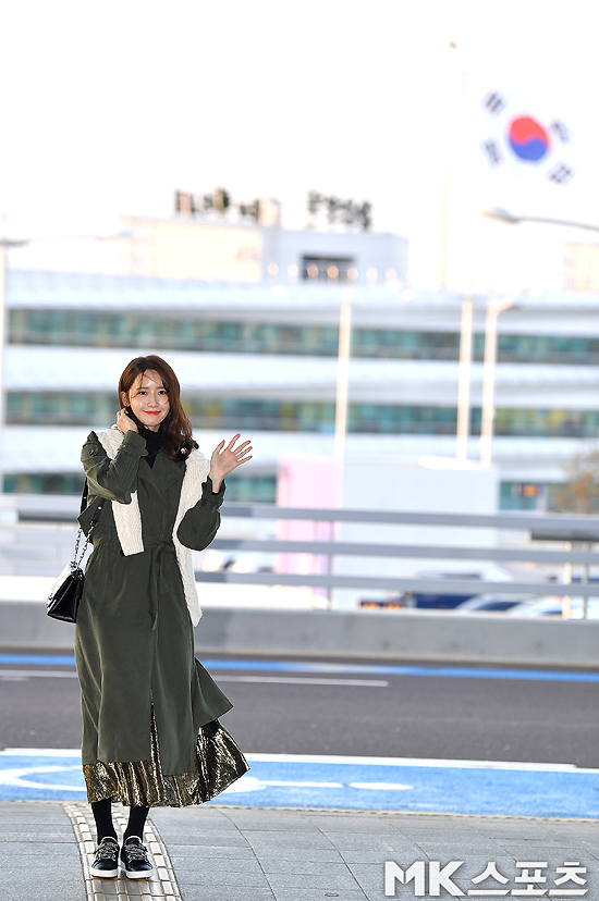Girls Generation Im Yoon-ah left for New York via Incheon International Airports second passenger terminal on the 11th.Girl group Girls Generation member Im Yoon-ah poses before leaving the country