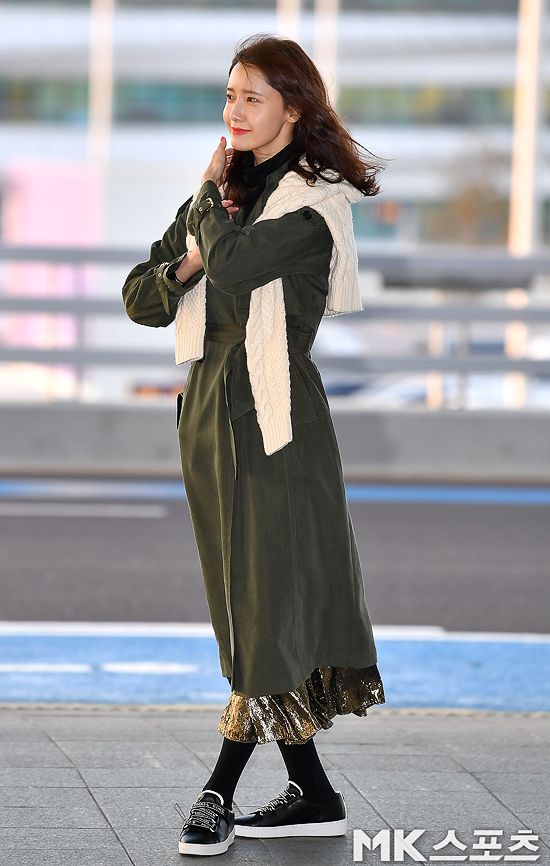 Girls Generation Im Yoon-ah left for New York via Incheon International Airports second passenger terminal on the 11th.Girl group Girls Generation member Im Yoon-ah poses before leaving the country