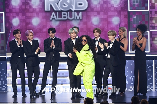 Idol group BTS proved the world class by becoming the first Grammy winner among the domestic The Artists.BTS took the stage as a prize winner in the BEST R&B PERFORMANCE category at the 61st Grammy Awards at the Staples Center in Los Angeles at 5 p.m. on the 11th (local time).BTS, who said in an interview at the Red Carpet event earlier, I have achieved my dream, walked out to the stage with a bright expression, receiving the hot cheers of famous The Artists.After leaving a strong aspiration to come back and shouting the name of H.E.R. as the winner of the BEST R & B PERFORMANCE category, the members delivered the trophy and completed all the tasks.Its a blessing to be able to get a lot of love while doing what we love, BTS told Red Carpet, thanking fan club Amy.On this day, BTS also revealed its presence in the position arrangement.The members, who were divided into two lines in the audience, enjoyed their first Grammy at the center, sitting side by side with stars such as Camilla Cabeyo and Miley Cyrus.I am honored to be attending the Grammy Awards, BTS said in an interview with Billboard. I am enjoying this moment, he said.I am grateful to Amy for making this moment possible. The 61st Grammy Awards will feature a total of 84 awards, including Record Of The Year, Album Of The Year, Song Of The Year, and Best New Artist.