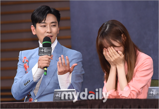 Actor Ju Ji-hoon (left) is joking to Jin Se-yeon at the production presentation of Drama Item at MBC Golden Mouse Hall in Sangam-dong, Seoul on the afternoon of the 11th.