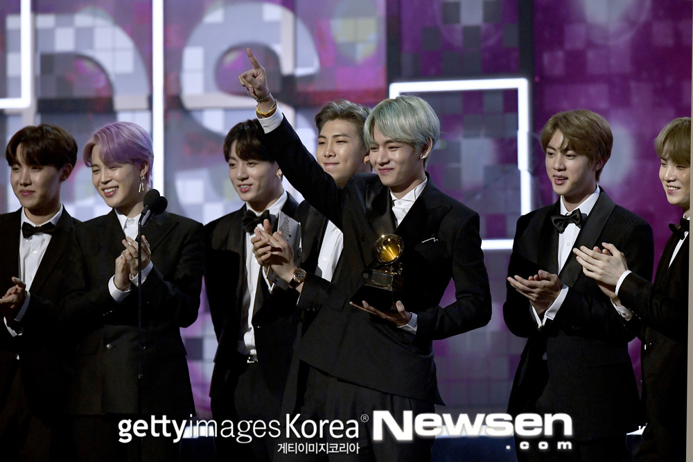 Group BTS (RM, Jean, Suga, Jay Hop, Jimin, Bu, Jungkook) attracts attention by choosing Korean Desiigner costumes rather than luxury brands.BTS attended the 61st Grammy Awards (61st GRAMMY Awards) at the United States of America Los Angeles Staples Center on February 11 (hereinafter in Korea).BTS, who was invited by the Grammy Awards, received an interview from Red Carpet on the day, and received the attention of local media, awards ceremony officials and overseas musicians at the awards ceremony.▲ BTS, which is pierced by the castle, is the first prize worthy of the awardThe Grammy Awards, which the United States of America Record Arts and Science Academy selects excellent records and albums each year, are considered to be the United States of Americas top three music awards, along with the Billboard Music Awards (BBMA) and the American Airlines Music Awards (AMA) It is a prestigious awards ceremony.Among the three awards ceremony, it is regarded as the most prestigious record awards ceremony.BTS entry into the Grammy Awards is a achievement that has been achieved in six years of debut, a meaningful record not only in BTS but also in K-pop history.Although nominations in major categories have become difficult, including being excluded from the nomination for the Best New Artist category, which is a rookie award for exceeding the screening criteria (three albums within the screening period, or the release of less than 30 songs), the fact that the singer from Korea was the first to be on stage for the Grammy Awards set set a significant precedent.Grammy Awards, which have been embroiled in racial discrimination controversy, has been stigmatized by White Grammy and Their Own Feast, and has released Best Recording Package (Hersky Fox), the album art director of Tear (before Love Yourself) for the BTS third album LOVE YOURSELF (Before Love Yourself) Best Recording Package) nominations, and inviting BTS as a prize winner, are an analysis that it is a proof that they honored BTS commitment to the album and recognized their presence and influence.As a result, BTS became the first Korean singer and Asian singer to achieve the Grand Slam of the United States of Americas three major music awards ceremony.Earlier, they won the Top Social Artist Award for the second year in a row at the Billboard Music Awards in 2017 and 2018.In addition, the American Airlines Music Awards won the 2018 Favorite Social Artist trophy, following the United States of America TV broadcast announcement in 2017.▲ BTS special Red Carpet, wearing Korea clothes in Korea carBTS appeared on Red Carpet on Hyundai Motor Felice, which is not a luxury limousine but is an advertising model.The costumes were extraordinary, too: most global stars attending the Grammy Awards stood on Red Carpet, sponsored by luxury brand costumes.In the case of BTS, it has recently appeared in luxury brand season costumes such as Gucci, Dior, and Saint Laurent at domestic and overseas awards such as Billboard Music Awards and MAMA. It has emerged as an incidental concern.Among them, BTS posted a photo of Dior Mans fashion director Kim Jones on official Twitter on the 10th, and it was speculated that he chose Dior Man as a Grammy Award costume.However, BTS broke the expectations of many people and was reported to have shared domestic Desiigner Kim Seo-ryong Homme, Jayback Couture and luxury brand Tomford costume.It is said that it is not a sponsorship.In this regard, the fashion magazine Vogue said on Wednesday, BTS appeared on Red Carpet wearing a black suit, one of the United States of Americas style essences.At first sight, you might think its natural Choices.However, BTS broke stereotypes by choosing two Korean Desiigner brand clothes: Jayback Couture and Kim Seo-ryong.The two Desiigners are longtime Desiigners who have participated in Seoul Fashion Week.Bhu and Jungkook, Jimin, Suga and RM wore Jayback couture costumes and Jay Hop wore Kim Seo-ryong costumes. In the past, BTS, Gods Seven, and Hyun Bin have worn Jayback couture costumes for domestic awards ceremony and premiere events, but there are not many cases where domestic Desiigner costumes are used for overseas events.There is no precedent worn at large awards ceremonies such as the Grammy Awards: It was considered unwritten to wear prominent brand (luxury) costumes to melt into Western culture.But BTS has been more wonderful than ever.We have created an opportunity for our countrys Desiigners to get attention by choosing a respected but relatively less famous platform, he said. It reminds us that excellent talent, whether fashion or music, can come from anywhere.hwang hye-jin