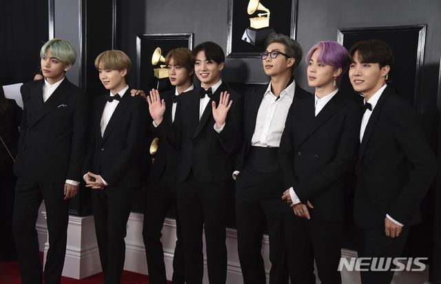 [Los Angeles:AP/] BTS arrives at the 61st Grammy Awards ceremony at Staples Center in Los Angeles on the 10th (local time) and has photo time. 2019.02.11.