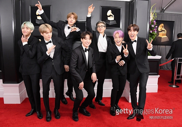 BTS stepped on the 61st Grammy Awards Red Carpet held at the Staples Center in Los Angeles, California, on the 10th (local time).BTS appeared on the Red Carpet in a pleasant and relaxed manner, and they will be the first Korean singer to participate as a prize winner.Meanwhile, Lee Doo-hee, who designed the album of BTS regular 3rd album LOVE YOURSELF Tear, was nominated for the Best Recording Package category of the 61st Grammy Awards, but failed to win the award.