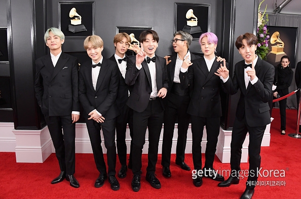 BTS stepped on the 61st Grammy Awards Red Carpet held at the Staples Center in Los Angeles, California, on the 10th (local time).BTS appeared on the Red Carpet in a pleasant and relaxed manner, and they will be the first Korean singer to participate as a prize winner.Meanwhile, Lee Doo-hee, who designed the album of BTS regular 3rd album LOVE YOURSELF Tear, was nominated for the Best Recording Package category of the 61st Grammy Awards, but failed to win the award.